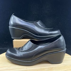 Dansko Women's Black Clog Shoes with elastic Slip On  Size 9.5 US /40 Eur